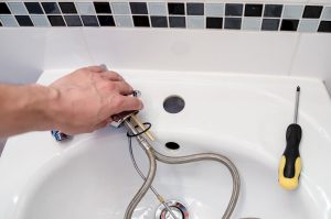 Sklep internetowy czy stacjonarny? Wady i zalety sklepów hydraulicznych.