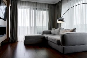 Ciemne meble w salonie: 8 wskazówek, jak osiągnąć elegancję i głębię w aranżacji wnętrza