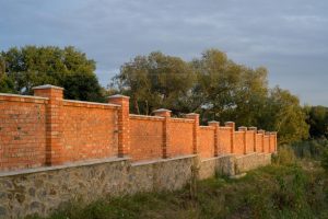 Płoty murowane: Poradnik krok po kroku, jak wybrać, zaprojektować i zbudować trwałe ogrodzenie
