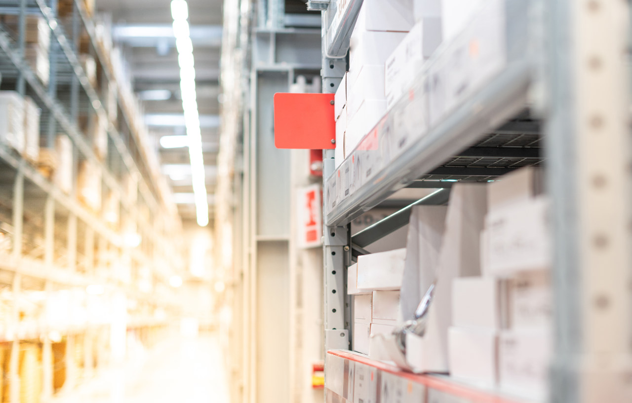 Co musisz wiedzieć o halach z płyt warstwowych? Zalety, koszty i zastosowania