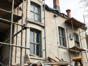 Błędy przy remoncie starszych budynków: jak zaplanować prace, by uniknąć wilgoci i kosztownych napraw